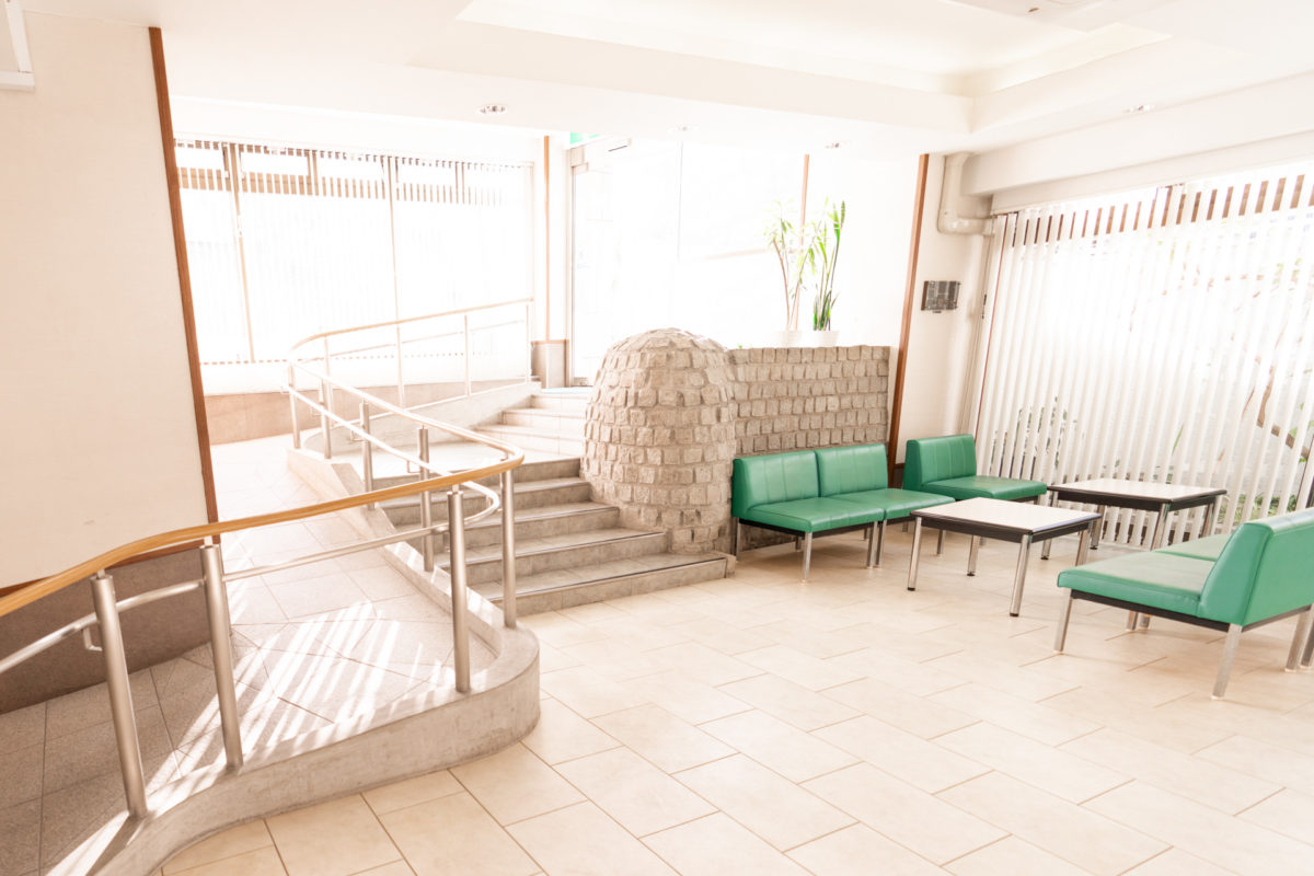 オフィスのあるマンションのエントランス