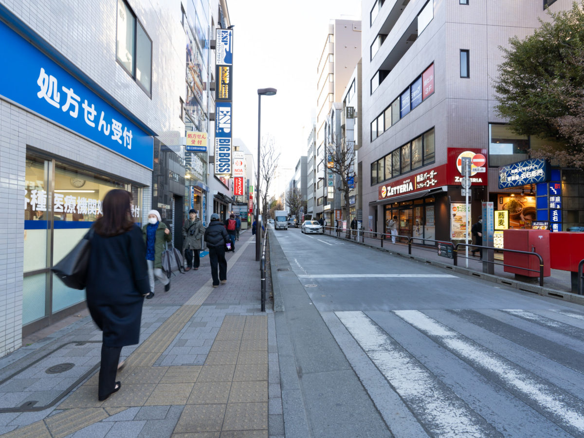 とりのこ心理オフィスへのルート案内:かえで通りの薬局とゼッテリア
