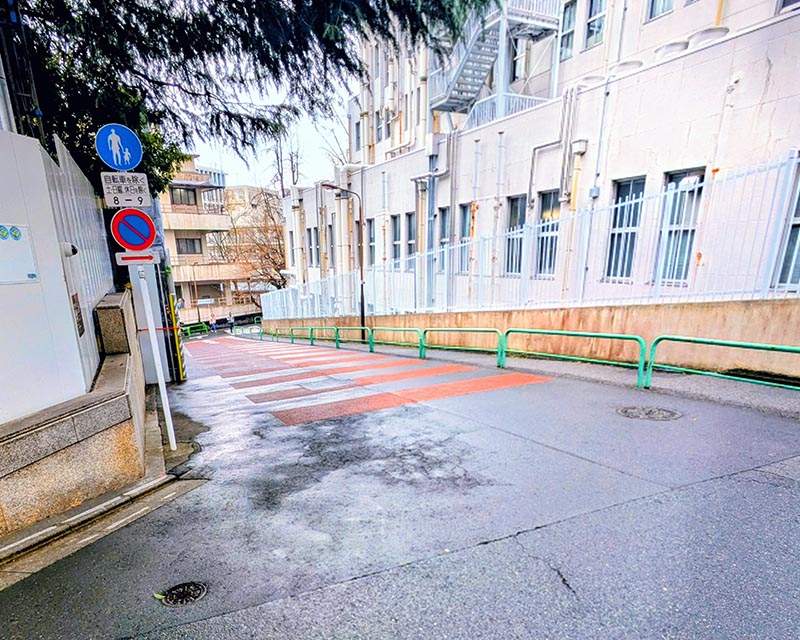 とりのこ心理オフィスへのルート案内:山の上ホテルから下り坂へ