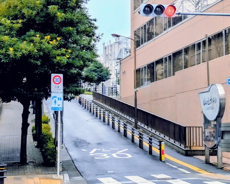 とりのこ心理オフィスへのルート案内:山の上ホテルの看板と坂